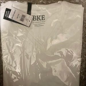 Men’s standard V neck BKE shirt